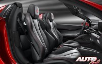 Los asientos del Ferrari 458 Spider son de tipo bacquet, están forrados en cuero y pueden llevar reglajes eléctricos en opción. Opcionalmente se ofrecen también unos asientos bacquet de competición realizados en fibra de carbono.