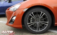 El Toyota GT 86 lleva discos ventilados en el eje delantero y discos macizos en el trasero. Las llantas de aleación son de 17 pulgadas de diámetro y lleva montados neumáticos en medida 215/45 R17. Aunque puede parecer una medida de neumático estrecha (con la tendencia actual de montar anchuras desproporcionadas), lo cierto es que está muy bien adaptado a la potencia y peso del vehículo.