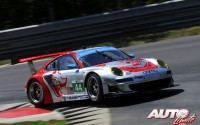 Porsche 911 GT3 RSR del equipo Flying Lizard Motorsport pilotado por Marco Holzer y Seth Neiman, durante la carrera disputada en el circuito de Lime Rock Park (Connecticut - EEUU), puntuable para las American Le Mans Series de 2012.