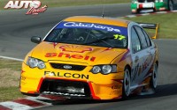 Steve Johnson con Ford Falcon BA V8, en una prueba del Campeonato V8 Supercar de Australia de 2003.