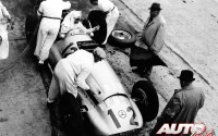 Rudolf Caracciola al volante del Mercedes W154 3.0 V12 de 1939.