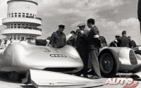 Los mecánicos del equipo Auto Union preparando los bólidos para el GP Avusrennen de 1937. En la imagen el Auto Union Type C 6.0 V16 Streamliner de Bernd Rosemeyer (nº 31) y otro Auto Union Type C 6.0 V16 sin carrocería carenada.