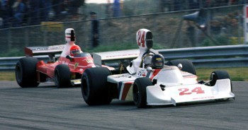 James Hunt (Hesketh-Ford 308 B) aguantó la presión de Niki Lauda (Ferrari 312 T) durante las últimas vueltas del GP de Holanda de 1975, obteniendo así sobre el circuito de Zandvoort su primera victoria en Fórmula 1.