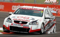 Tony D'Alberto al volante del Holden Commodore VE Supercar, durante una prueba puntuable para el Campeonato V8 Supercar de Australia 2010 (Castrol Edge Endurance Countdown).