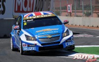 Rob Huff con el Chevrolet Cruce WTCC durante la prueba disputada en el circuito urbano de Marrakech, puntuable para el Campeonato del Mundo de Turismos WTCC 2012.