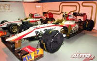 Simulación de un box del equipo HRT en la temporada 2012, con los monoplazas HRT-Cosworth F112 de Pedro De la Rosa y Narain Karthikeyan.