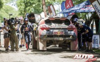 Stephane Peterhansel con el Peugeot 2008 DKR en la línea de llegada de la 1ª etapa del Rally Dakar 2015, disputada entre las localidades argentinas de Buenos Aires y Villa Carlos Paz.