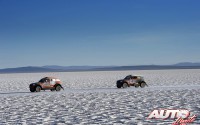 Zhou Yong (nº 332) y Boris Garafulic (nº 319) con sus MINI ALL4 Racing en la 8ª etapa del Rally Dakar 2015, disputada entre Uyuni (Bolivia) e Iquique (Chile).