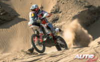 Laia Sanz, a los mandos de su KTM 450 Rally, durante el Rally Dakar 2019.