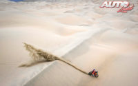 Sam Sunderland, a los mandos de su KTM 450 Rally, durante el Rally Dakar 2019.