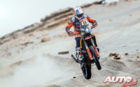 Sam Sunderland, a los mandos de su KTM 450 Rally, durante el Rally Dakar 2019.