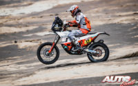 Laia Sanz, a los mandos de su KTM 450 Rally, durante el Rally Dakar 2019.