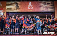 Toby Price (KTM), Matthias Walkner (KTM) y Sam Sunderland (KTM) en el podio del Rally Dakar 2019.